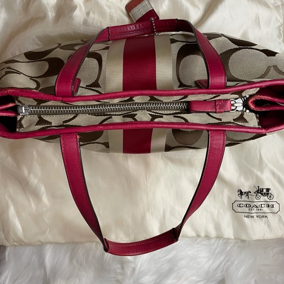 Coach Monogram Fabric Shoulder bag pink detail - Picture 5 of 6